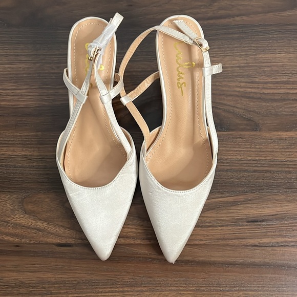 Lulus Women’s 9 Satin Pointed-Toe Slingback Ivory Pumps 90s Y2K Bridal Wedding - Picture 3 of 7